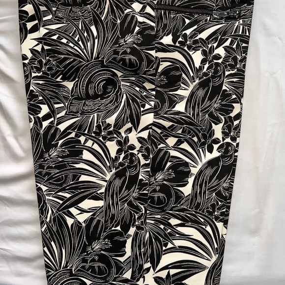 Comfort stretch mid-rise Bermuda shorts - Picture 2 of 4